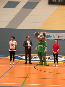 Bürgermeister Herr Zillmann begrüßt Flizzy