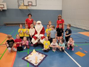 Weihnachtsmann zu Besuch im Kinderturn-Club
